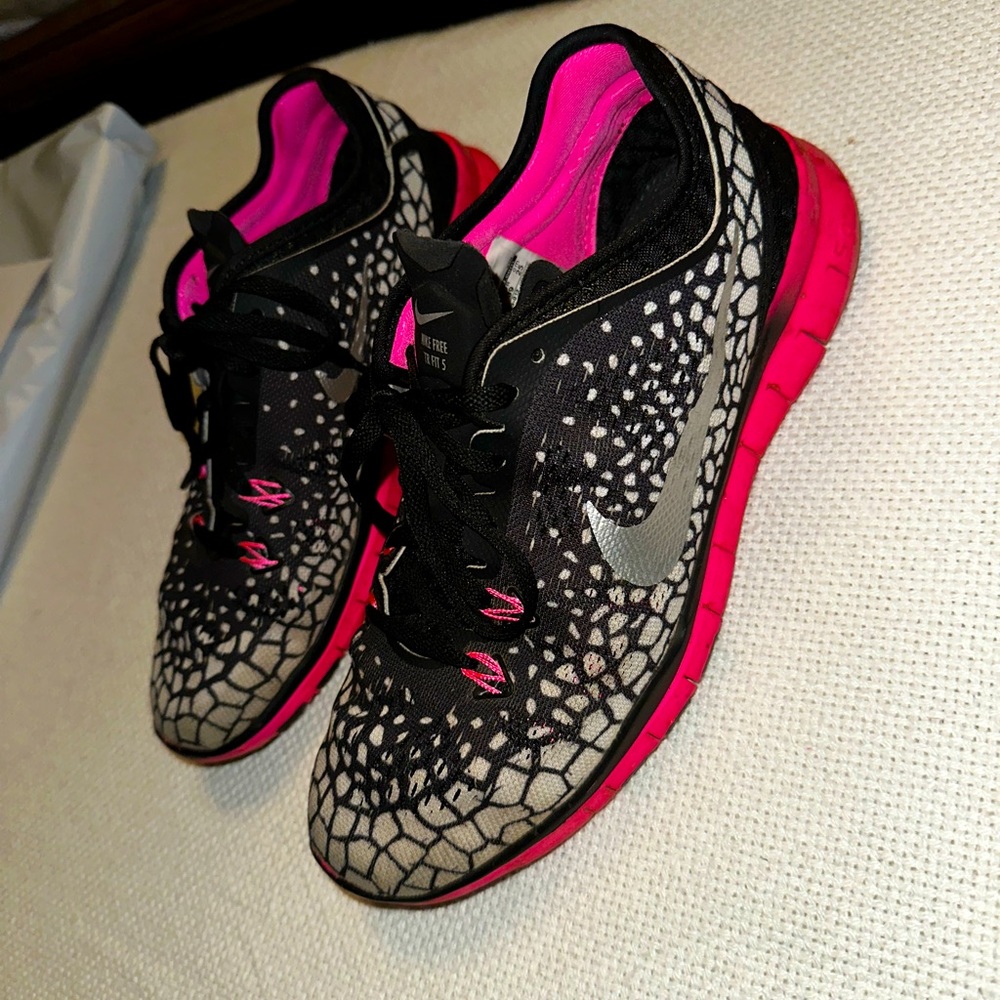 Nike Women's Black and Pink Running Shoes